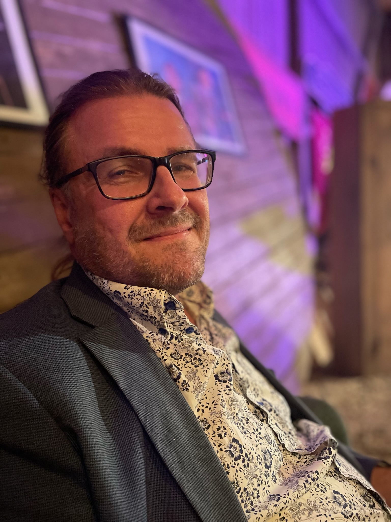 Gent Wennmo relaxing in purple stage lights